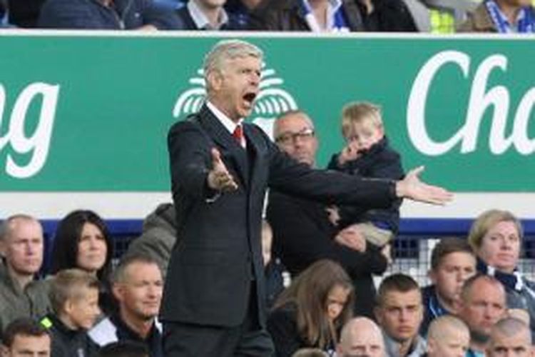Salah satu ekspresi Manajer Arsenal, Arsene Wenger, pada laga Premier League, antara timnya dan Everton, di Goodison Park, Sabtu (23/8/2014).
