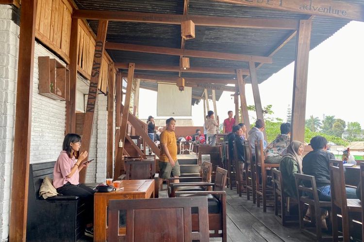 Suasana pengunjung yang ramai di Kafe Lima Sebelas di Klojen, Malang. 