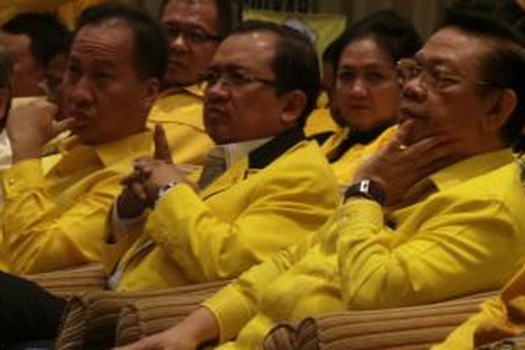 Tiga calon Ketua Umum Partai Golkar Agus Gumiwang Kartasasmita, Priyo Budi Santoso, dan Agung Laksono yang bertarung dalam Musyawarah Nasional (Munas) IX Partai Golkar di Hotel Mercure, Jakarta (7/12/2014).