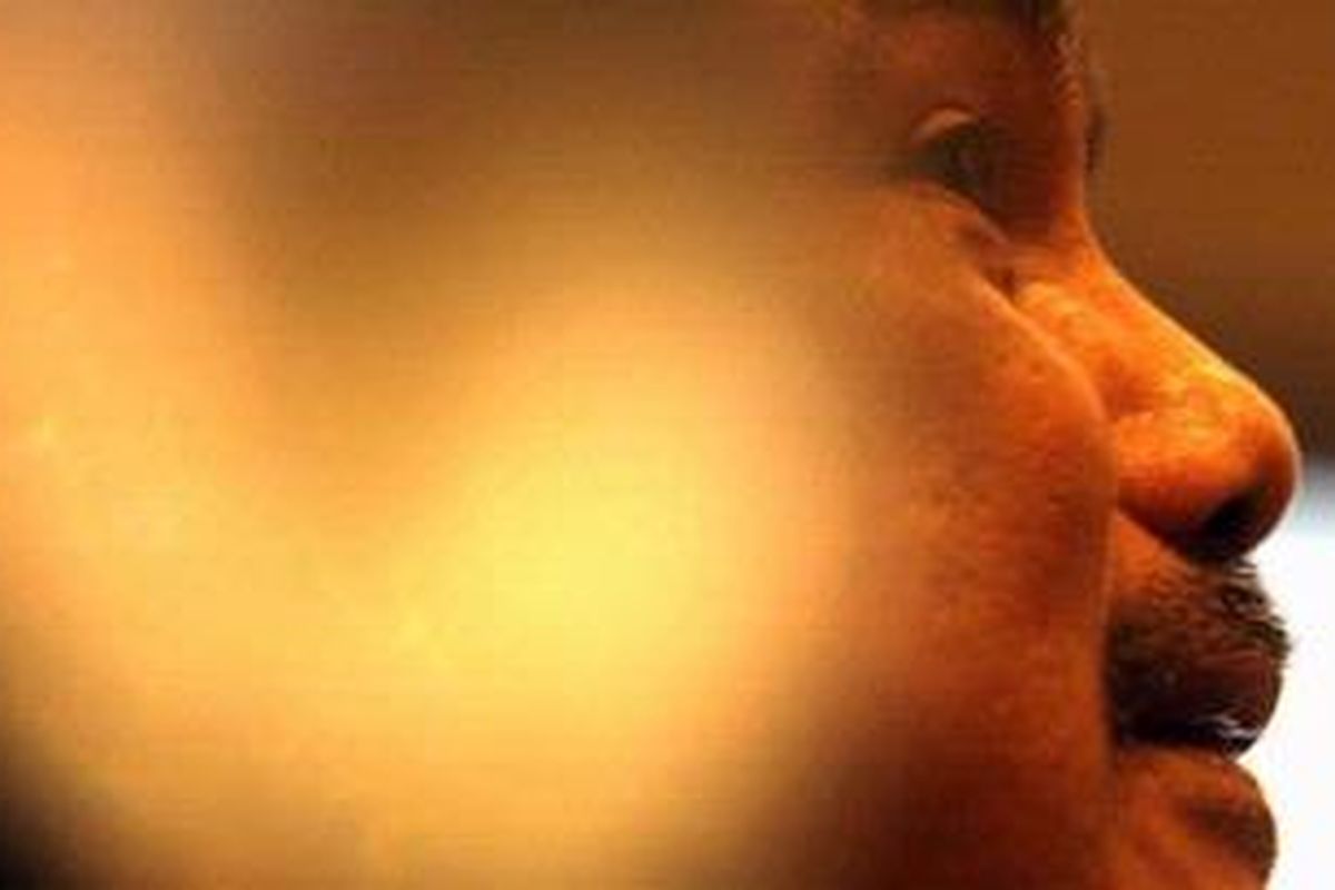 Satu diantara Mallarangeng bersaudara, Rizal Mallarangeng, saat memberikan keterangan pada wartawan, di Freedom Institute, Jakarta, Jumat (21/12/2012). Dalam kesempatan tersebut Rizal memaparkan kronoligi kasus Hambalang dalam versi mereka. TRIBUNNEWS/DANY PERMANA