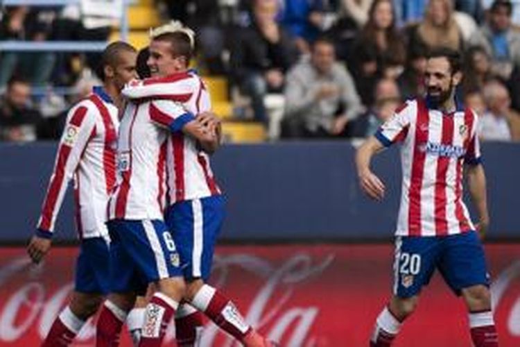 Para pemain Atletico Madrid merayakan gol ke gawang Malaga pada laga Divisi Primera di Stadion La Rosaleda, Malaga, Sabtu (11/4/2015).