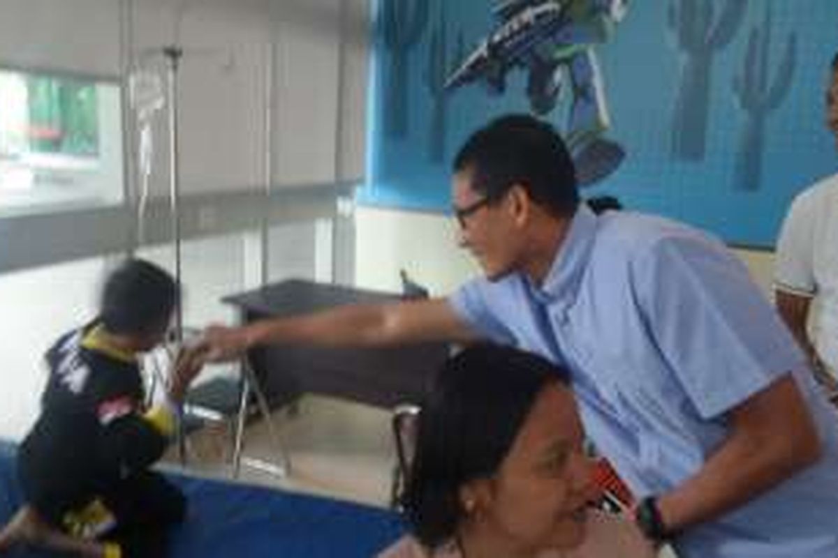 Rabu (24/8/2016), bakal calon Gubernur DKI dari Partai Gerindra, Sandiaga Uno mendatangi ruangan transfusi darah bagi penderita thalasemia di Rumah Sakit Cipto Mangunkusumo, Jakarta Pusat.