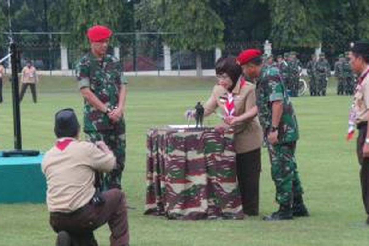 Danjen Kopassus Doni Munardo (kiri) dan Deputi Gubernur Bidang Pariwisata dan Kebudayaan DKI Slyvia dalam acara Gelang Ajar Pembina Pramuka di Makopassus Cijantung, Jakarta Timur. Sabtu (6/12/2014).