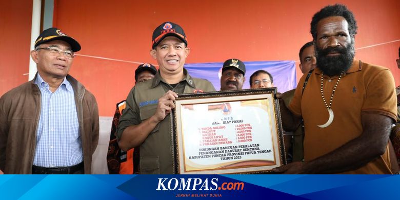 Tiba di Timika, Kepala BNPB Serahkan Bantuan untuk Warga di Papua Tengah