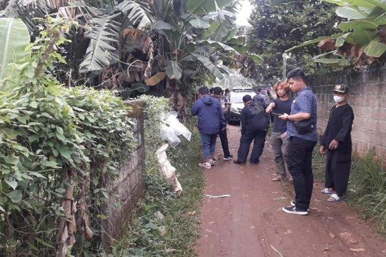 Sesosok mayat misterius diduga perempuan gegerkan warga Kampung Pisang, Kelurahan Karadenan, Kecamatan Cibinong, Kabupaten Bogor, Rabu (9/2/2022). 

