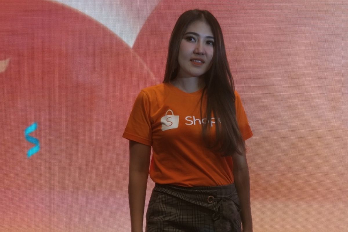 Via Vallen saat diperkenalkan sebagai brand ambassador Shopee yang baru di Ayana Midplaza, Jakarta Pusat, Kamis (23/8/2018).