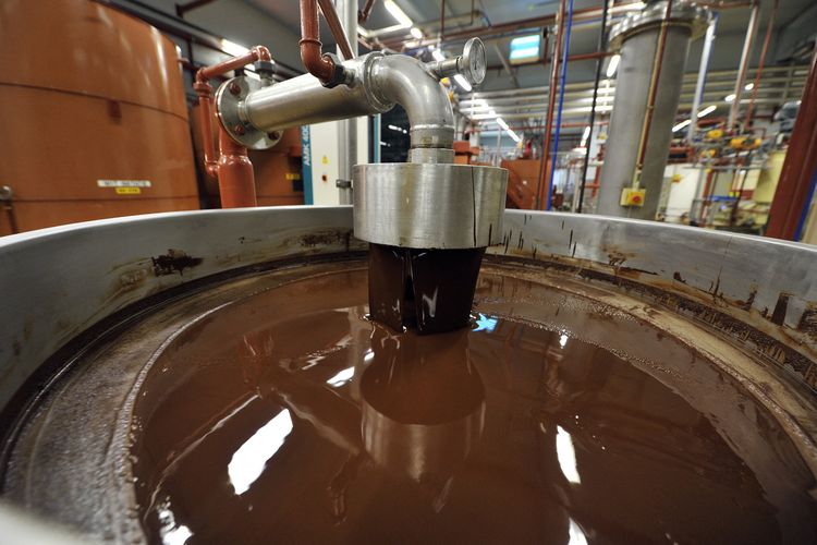Proses produksi cokelat di pabrik cokelat terbesar dunia di Barry Callebaut, Wieze, Belgia. Foto diambil pada 8 Juli 2013.