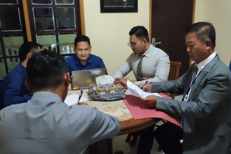 Lima pengacara mantan kepsek pembawa kabur tabungan siswa SD di Tasikmalaya sebesar Rp 800 juta di kantornya di Ciawi, Kabupaten Tasikmalaya, Jawa Barat, Rabu (26/7/2023).