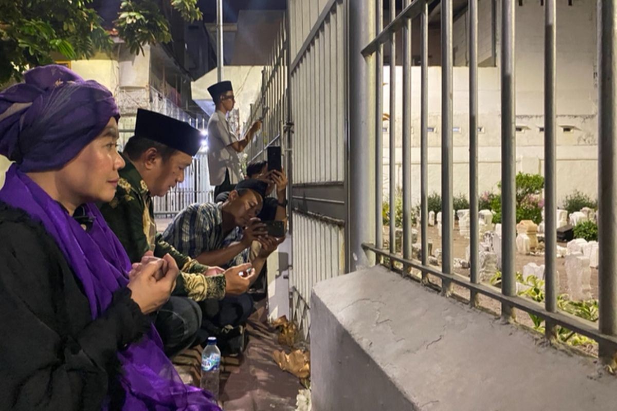 Cagub Jatim, Luluk Nur Hamidah, di Makam Mbah Gipo, Surabaya, Senin (30/9/2024).