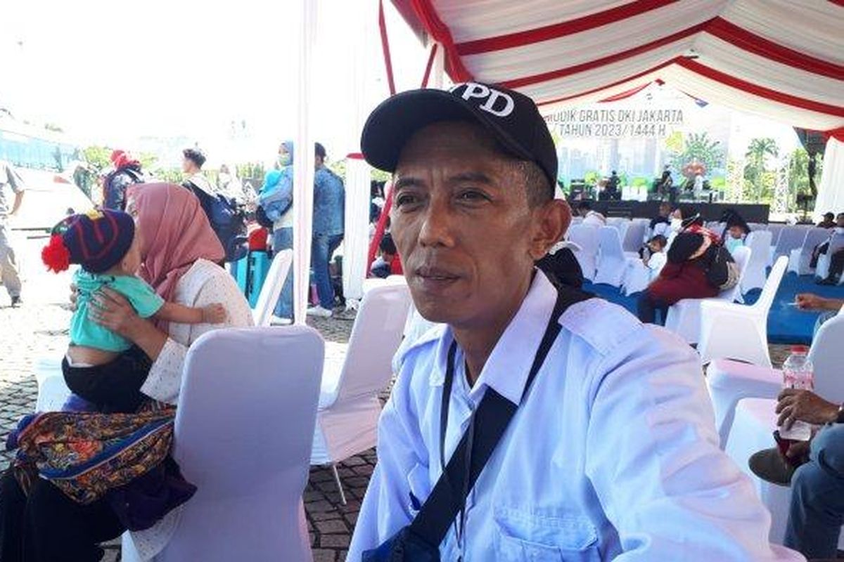 Hendro, salah satu peserta mudik gratis dari Pemprov DKI Jakarta yang ketinggalan bus, Senin (17/4/2023). 