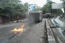 Mahasiswa Makassar Lempari Mobil Polisi Pakai Bom Molotov
