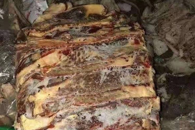 Seperti inilah wujud makanan yang ditutupi jamur yang dikeluhkan orangtua murid di Chengdu, China, pada pekan ini.