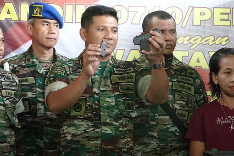 Dandim 0710 Pekalongan Jawa Tengah Letkol Inf Rizky Aditya menunjukkan pistol jenis bayard yang diamankan beserta dua buah granat.