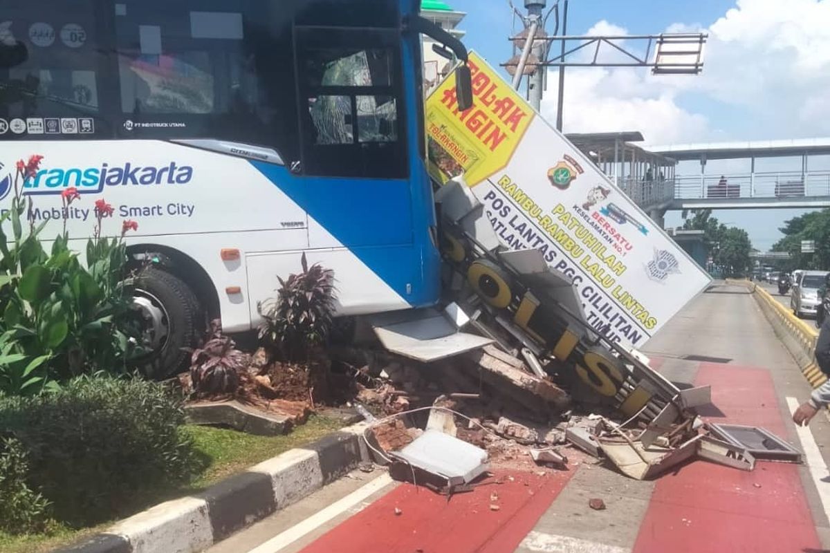 Bus Transjakarta kecelakaan hingga menabrak Pos Polisi di Jalan Meyjen Sutoyo,  Cililitan,  Jakarta Timur, Kamis (2/12/2021).