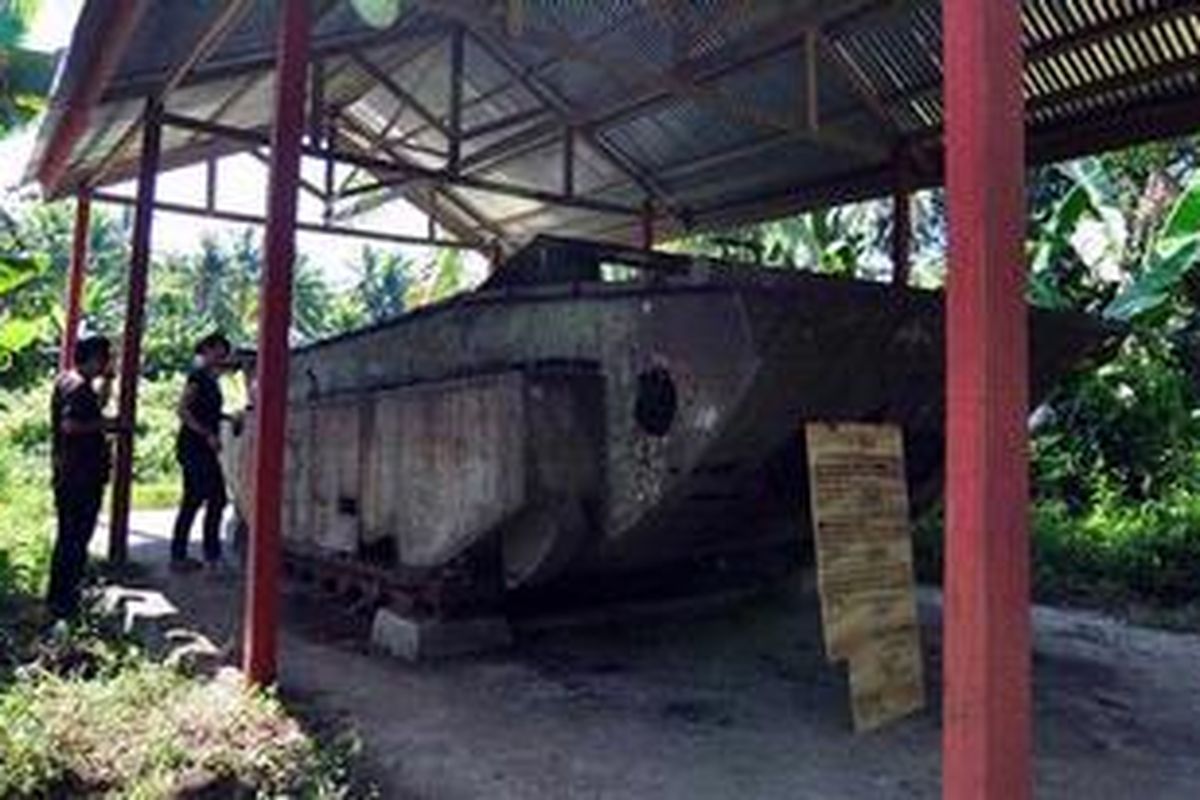 Wisatawan sedang melihat sisa bangkai tank bersejarah sisa Perang Dunia II di Morotai, Maluku Utara, Jumat (14/9/2012). Pulau Morotai banyak menyimpan benda bersejarah sisa Perang Dunia II, namun benda-benda tersebut kini sudah mulai tiada karena banyak oknum yang menjualnya untuk kepentingan pribadi.  