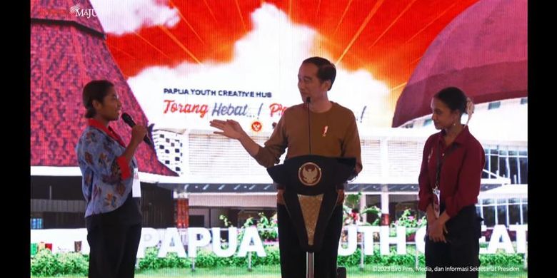 Presiden Joko Widodo berdialog dengan para anak muda dalam acara Papua Youth Creative Hub, Jayapura, Selasa (21/3/2023). 