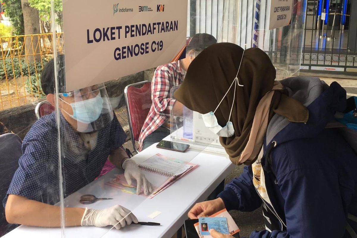 Calon penumpang mendaftar untuk melakukan tes GeNose di Stasiun Bekasi