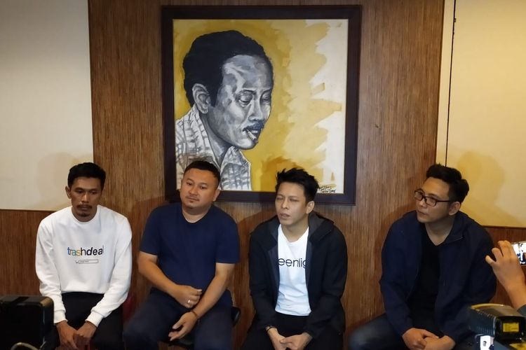 Personel grup band NOAH bersama sutradara Sandi Sulaiman (kedua kiri) saat ditemui dalam pembuatan video klip lagu terbaru di kawasan Pancoran, Jakarta Selatan, Kamis (25/7/2019).