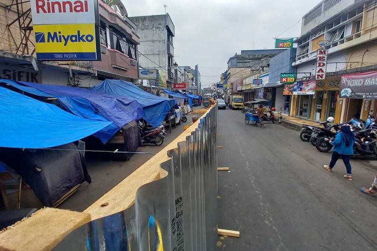 Para pedagang kaki lima (PKL) Jalan Cihideung, Kota Tasikmalaya (tenda biru) masih berrtahan dan menolak direlokasi saat pengerjaan proyek Maliboro Tasikmalaya yang diprotes warga setempat, Rabu (20/7/2022).