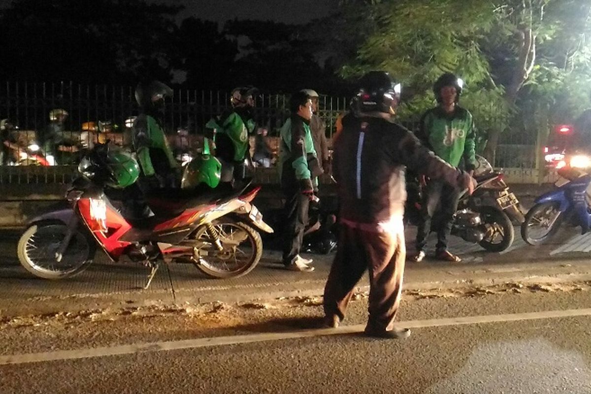 Pengendara motor jatuh setelah berusaha masuk ke jalur busway di Jalan Galunggung, Kecamatan Setiabudi, Jakarta Selatan, Kamis (4/5/2017) malam.