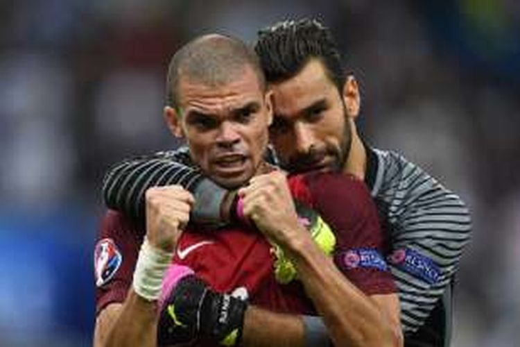 Kegembiraan Pepe dan Rui Patricio seusai kemenangan Portugal atas Perancis di final Piala Eropa 2016, Minggu (10/7/2016). 