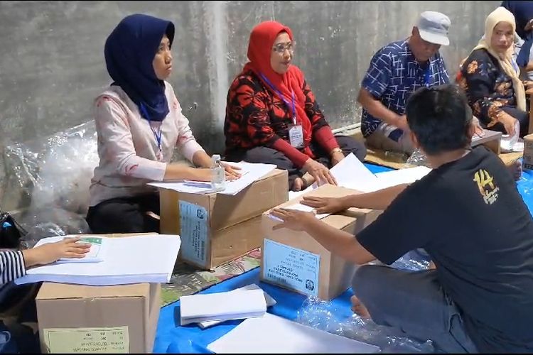 Sebanyak 1.111 surat suara ditemukan rusak saat dilakukan penyortiran dan pelipatan di gudang Komisi Pemilihan Umum (KPU) Kabupaten Buton Selatan, Sulawesi Tenggara.