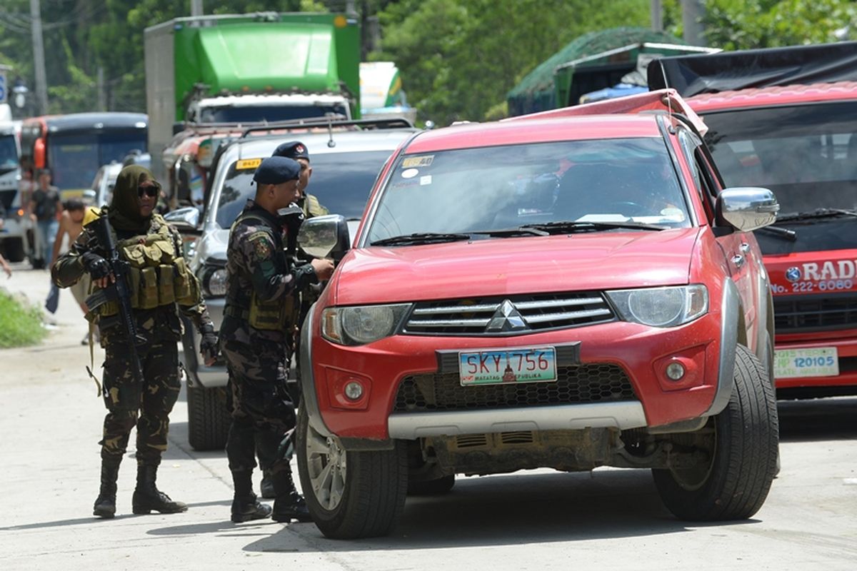 Beberapa personel tentara Filipina, Rabu (24/5/2017), memeriksa kendaraan yang hendak meninggalkan kota itu untuk mencari kemungkinan anggota kelompok militan Maute menyelundup keluar.
