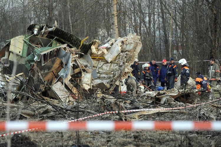 Tim penyelamat Rusia (kanan), Minggu (11/4/2010), memeriksa puing-puing pesawat Tupolev Tu-154 milik Polandia yang jatuh pada Sabtu (10/4/2010) di dekat Bandara Smolensk, Rusia. Tragedi pesawat yang menewaskan Presiden Polandia ini berpotensi mengubah peta politik Rusia-Polandia, termasuk dalam relasi Timur-Barat yang lebih luas di Eropa, menurut para pakarnya. 