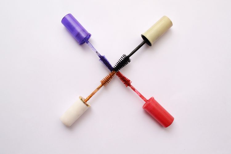 Ilustrasi aplikator maskara berujung runcing.