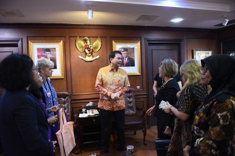 Wakil Ketua DPR RI Azis Syamsuddin menerima audiensi IODN-U (Indonesian Diaspora Network-United) atau yang sering disebut dengan Aliansi Pelangi Antar Bangsa di Gedung Nusantara III, Senayan, Jakarta, Rabu (27/11/2019).