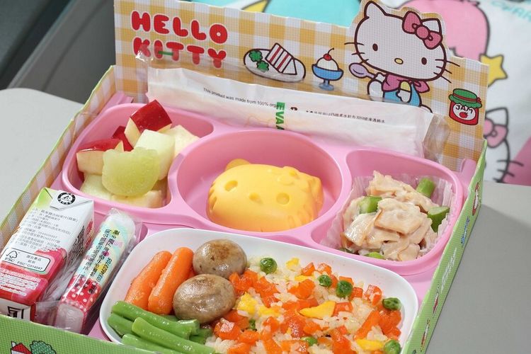 Makanan pesawat untuk anak anak di EVA Air. 