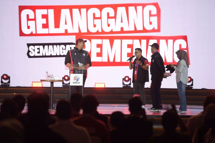 Menteri Pemuda dan Olahraga Republik Indonesia, Dito Ariotedjo, saat menghadapi acara peringatan Hari Olahraga Nasional (Haornas) ke-40 tahun 2023 yang digelar di Jakarta International Velodrome, pada Sabtu (9/9/2023).