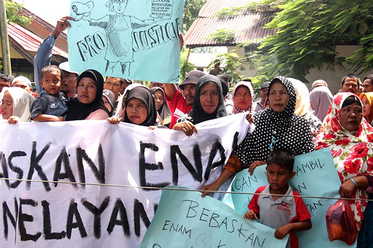 Ratusan nelayan tradisional di Aceh Barat melakukan aksi demonstrasi di depan kantor Pengadilan Negeri Meulaboh,  Senin (8/5/17).