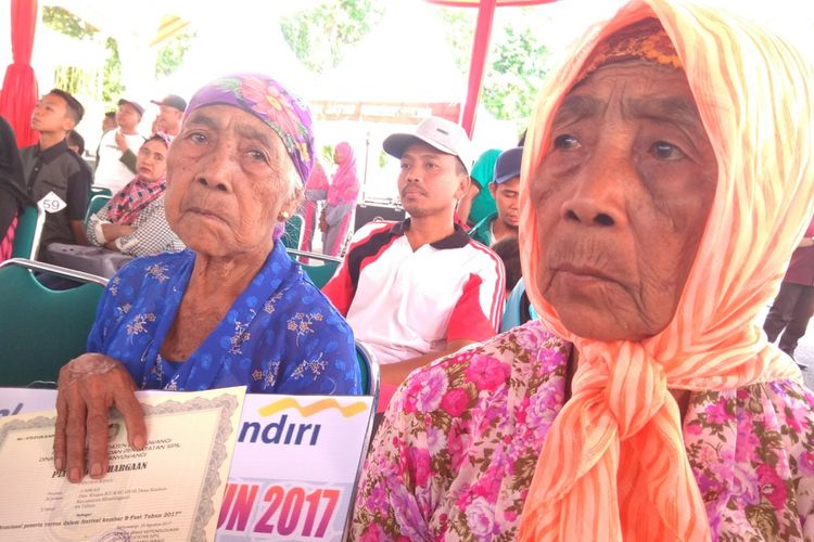 Umrah (kerudung oranye) bersama kembarannya Umnah yang berusia 84 tahun menjadi peserta tertua di Festival Kembar yang dilaksanakan oleh Pemkab Banyuwangi Jumat (25/8/2017).
