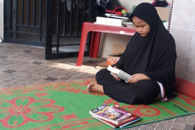 Walaupun sedang belajar dari rumah, siswa MI Muhammadiyah 1 Pekanbaru Riau, tetap dibiasakan membaca buku setiap hari. Paguyuban kelas dilibatkan untuk membantu menyediakan bahan bacaan untuk anak di rumah.