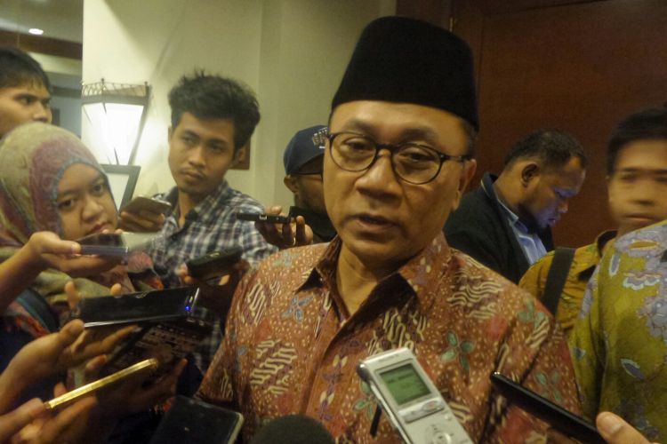 Ketua MPR RI Zulkifli Hasan saat ditemui usai menghadiri Rapat Pimpinan Nasional Muslimat Nahdlatul Ulama di Hotel Crowne Plaza, Jakarta Selatan, Senin (27/3/2017).