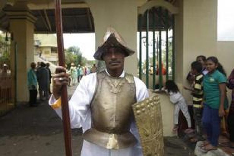 Pengawal di acara pembukaan Festival Legu Gam ke-13 di Ngara Lamo, Ternate, Maluku Utara, Minggu (13/4/2014). Festival yang berlangsung hingga 26 April ini menampilkan berbagai kegiatan budaya seperti kirab, fashion street, jelajah Samudera Kie Raha, yang sekaligus menjadi perayaan hari ulang tahun ke-79 Sultan Ternate. 