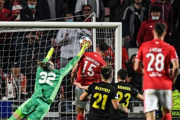 Pemain Benfica, Roman Yaremchuk, memenangi duel udara dengan kiper Ajax Amsterdam, Remko Pasveer, dan mencetak gol penyeimbang kedudukan llaga Benfica vs Ajax Amsterdam, Kamis (24/2/2022) dini hari WIB. Laga berakhir dengan skor 2-2.