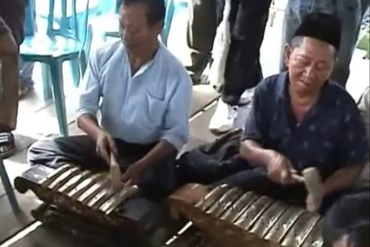 Musik gamelan yang dimainkan oleh warga Desa Setro, turut mengiringi pada setiap pelaksanaan tradisi gulat okol.