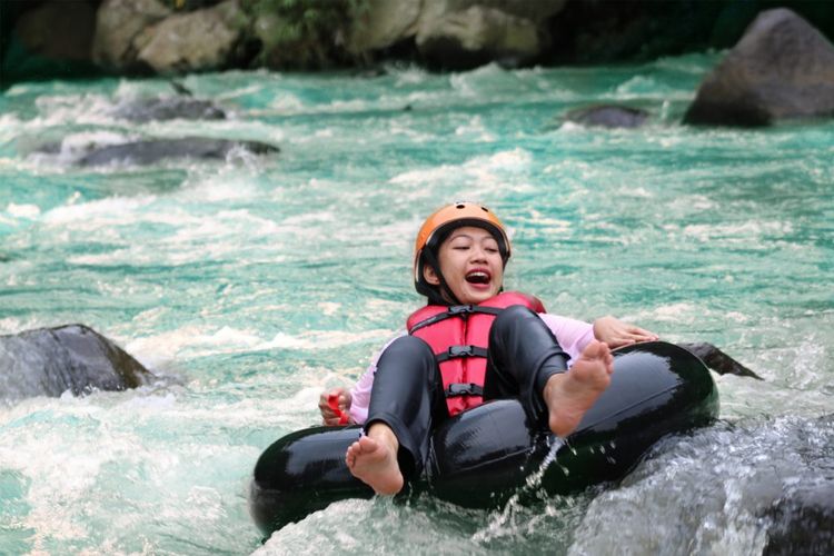 River tubing di D'Riam Riverside, salah satu wisata di Ciwidey yang dapat dikunjungi.