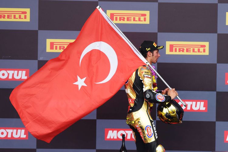 Pebalap tim Pata Yamaha With Brixx World SBK Toprak Razgatlioglu mengibarkan bendera Turki seusai balapan pertama (race 1) WSBK seri Indonesia 2021di Pertamina Mandalika International Street Circuit, Lombok Tengah, Nusa Tenggara Barat (NTB), Minggu (21/11/2021). Toprak Razgatlioglu berhasil menjadi juara dunia WSBK 2021.