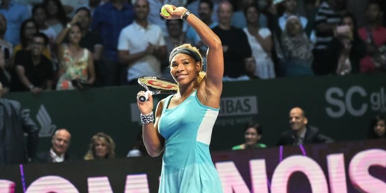 Petenis Amerika Serikat, Serena Williams, melambaikan tangan kepada penonton setelah meraih kemenangan atas petenis Kanada, Eugenie Bouchard, pada laga ketiga Grup Merah WTA Final di Singapura, Kamis (23/10/2014).