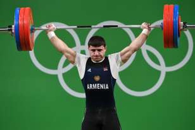 Lifter asal Armenia, Andranik Karapetyan, sedang mengangkat beban pada ajang Olimpiade 2016 di Rio De Janeiro, pada Rabu (10/8/2016) waktu setempat.