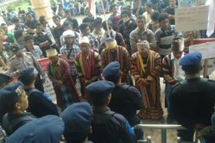 Lima parabela atau tokoh adat memimpin aksi desak pemekaran Buton Selatan, di gedung DPRD Sulawesi Tenggara.