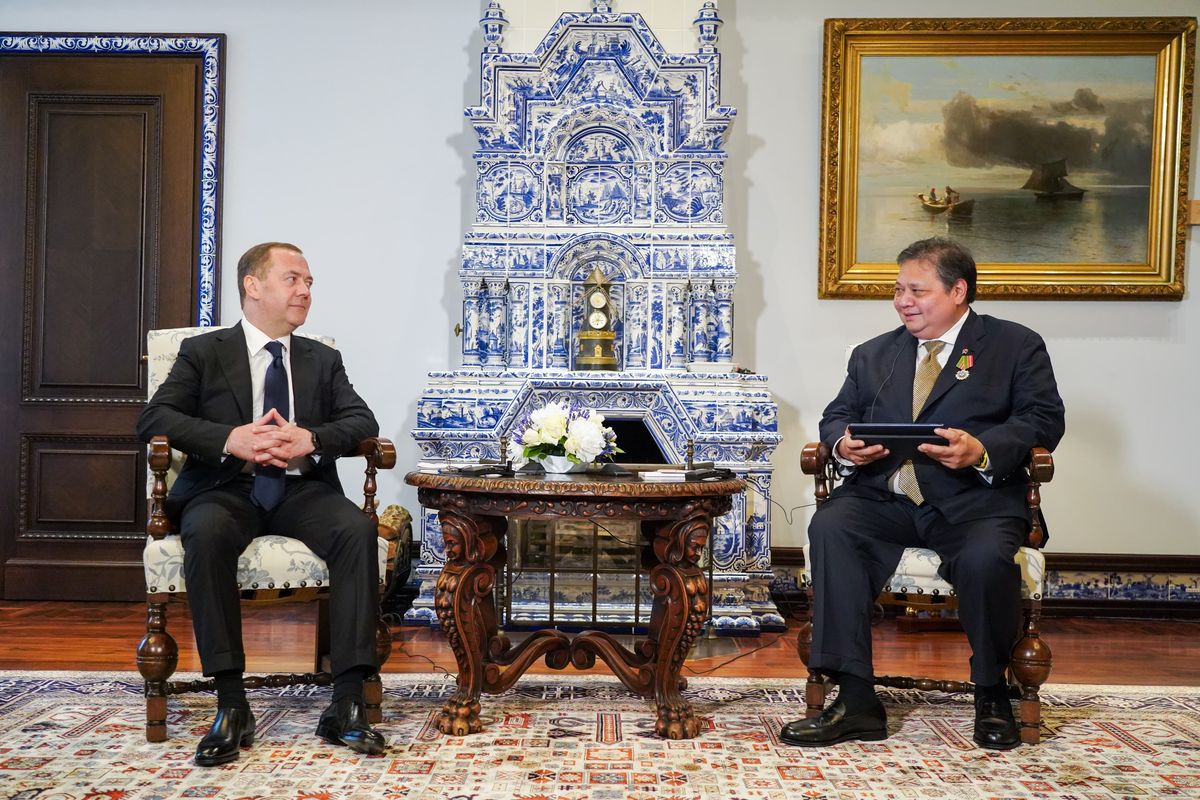 Menko Perekonomian RI Airlangga Hartarto bertemu Wakil Ketua Dewan Keamanan Nasional Rusia Dmitry Medvedev di Moskow, Rusia, Selasa (11/6/2024).