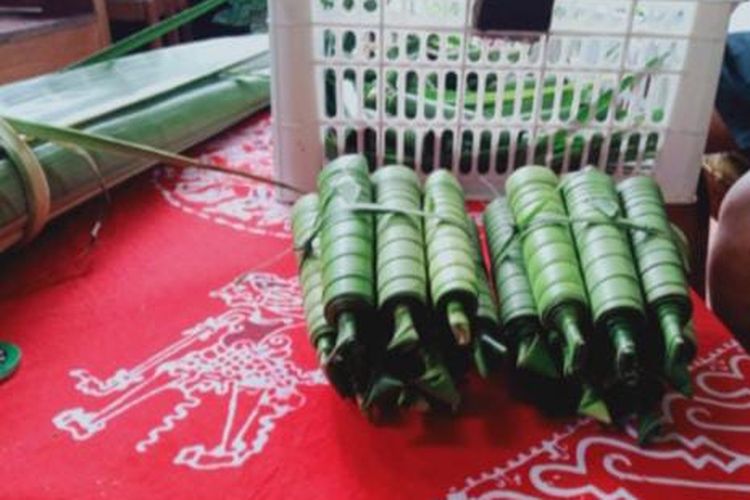 Celorot merupakan jajanan pasar yang sangat unik dan khas dari Kabupaten Purworejo, Jawa Tengah. Jajanan ini memiliki keunikan kemasan dan cara menyantap yang tak dimiliki jajanan lain.
