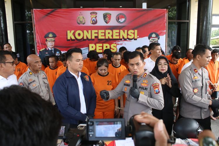 Caption: Kapolres Nganjuk AKBP Muhammad (memegang mikrofon) bersama Kasat Reskrim Polres Nganjuk AKP I Gusti Agung Ananta Pratama dalam rilis ungkap kasus di Mapolres Nganjuk, Senin (6/2/2023). Doc: Polres Nganjuk