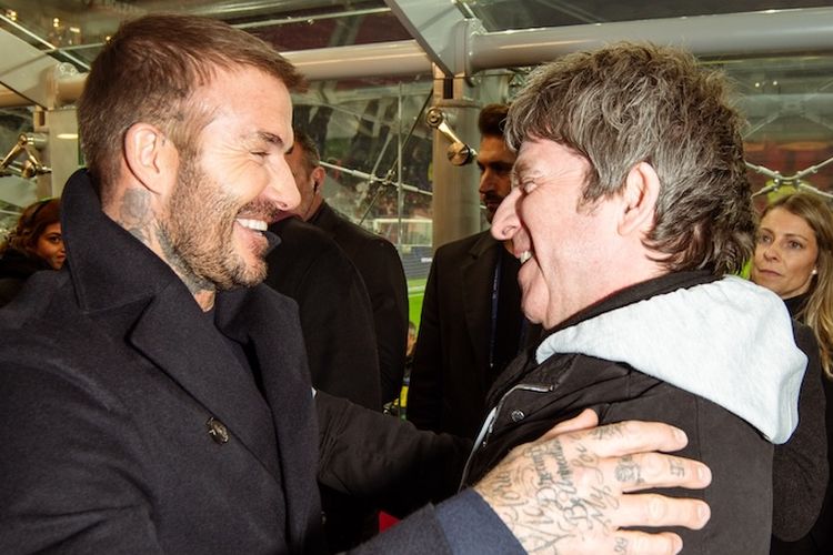 David Beckham dan Noel Gallagher saat menyaksikan laga Liga Champions 2023-2024 antara Milan vs PSG di Stadion San Siro, Rabu (8/11/2023) dini hari WIB.
