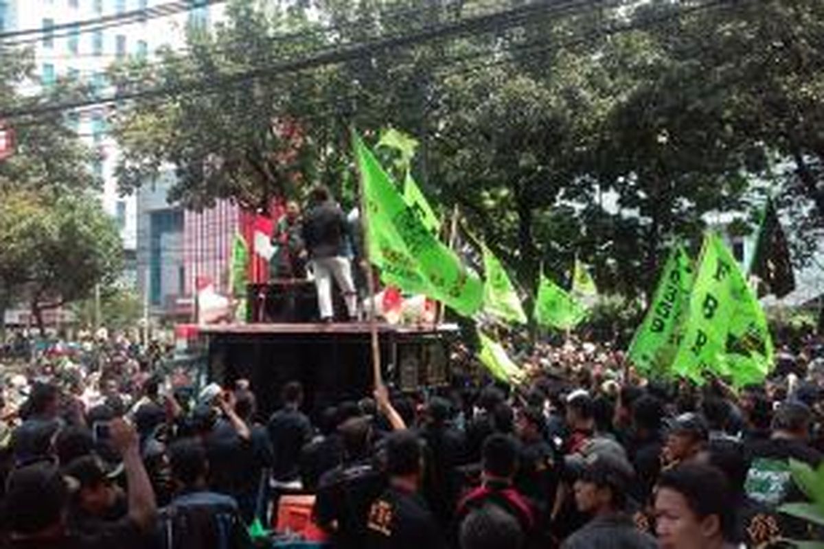 Puluhan massa yang tergabung dalam Forum Betawi Rempug (FBR) melakukan aksi unjuk rasa menolak Wakil Gubernur DKI Jakarta Basuki Tjahaja Purnama dilantik menjadi Gubernur DKI Jakarta, Senin (29/9/2014). 