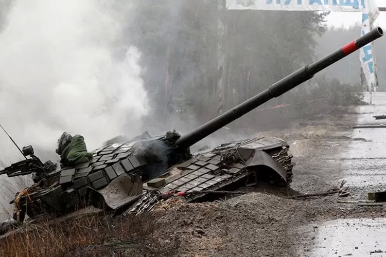 Tank Rusia dihancurkan oleh pasukan Ukraina di Luhansk.